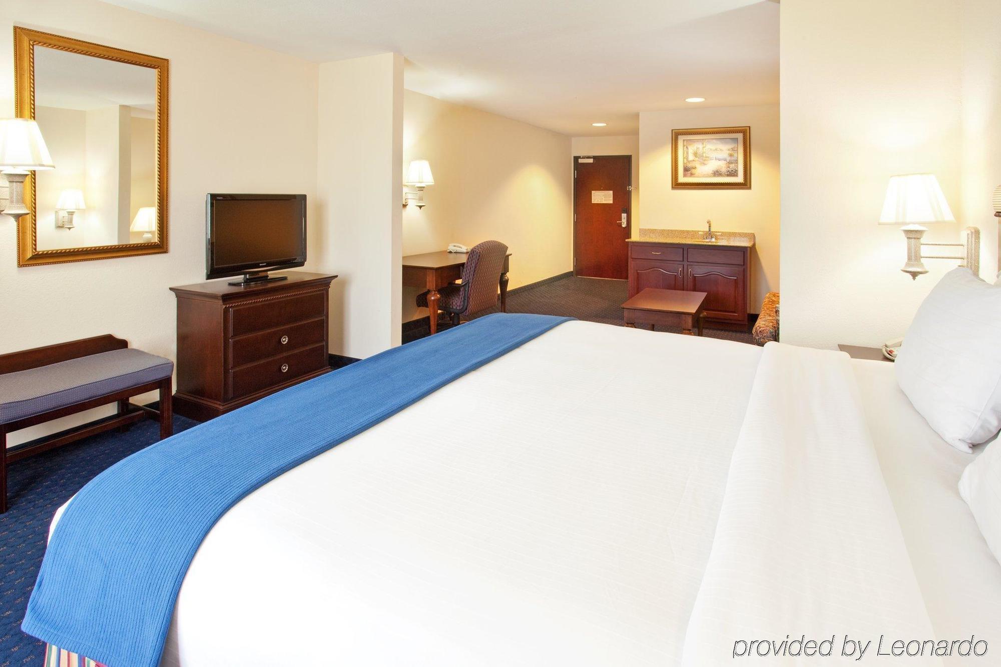 Holiday Inn Express & Suites - South Bend - Notre Dame Univ. Room photo