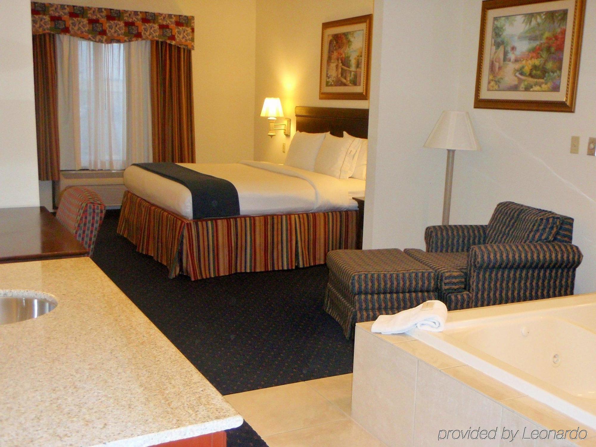 Holiday Inn Express & Suites - South Bend - Notre Dame Univ. Room photo